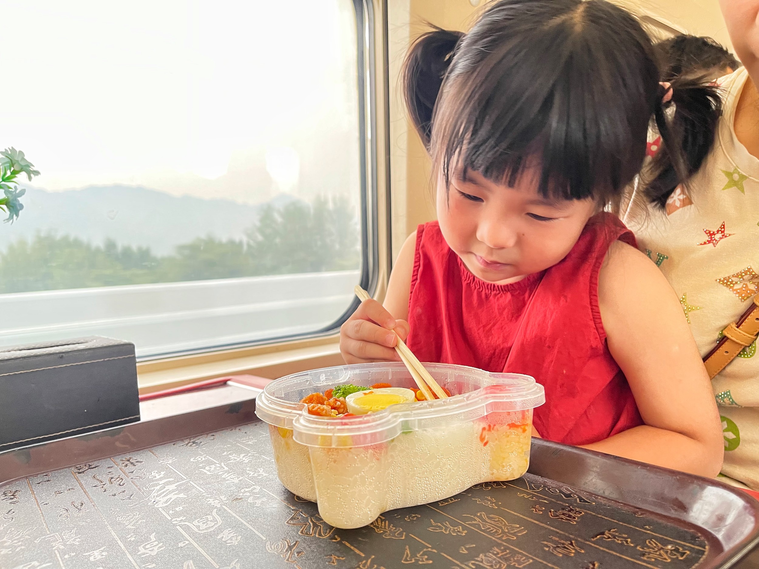 高鐵上新兒童餐 | &ldquo;糖醋里脊套餐&rdquo; 豐富小旅客出行餐飲選擇